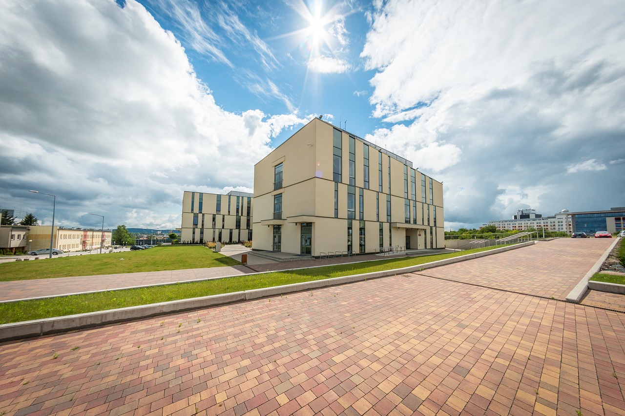 牛津大學(xué)研究揭示，前沿科技對教育體系的影響與啟示